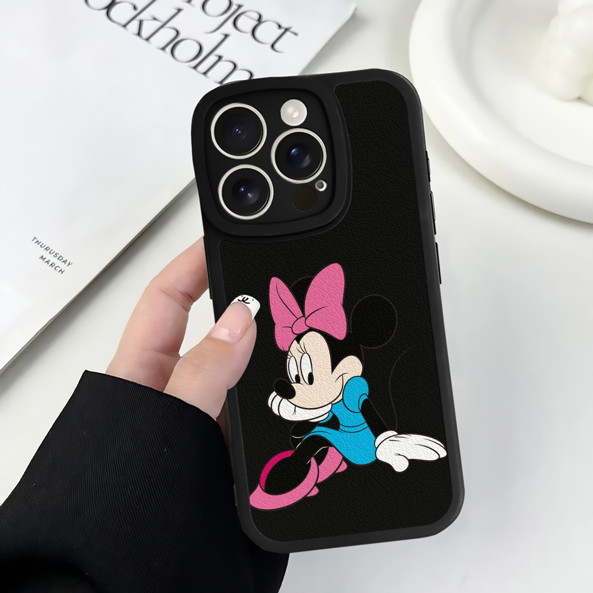 （画像用） ミッキーマウス Mickey Mouse 【iPhone 16シリーズ対応】シリコンスマホケース（レザー調） 材質：シリコン